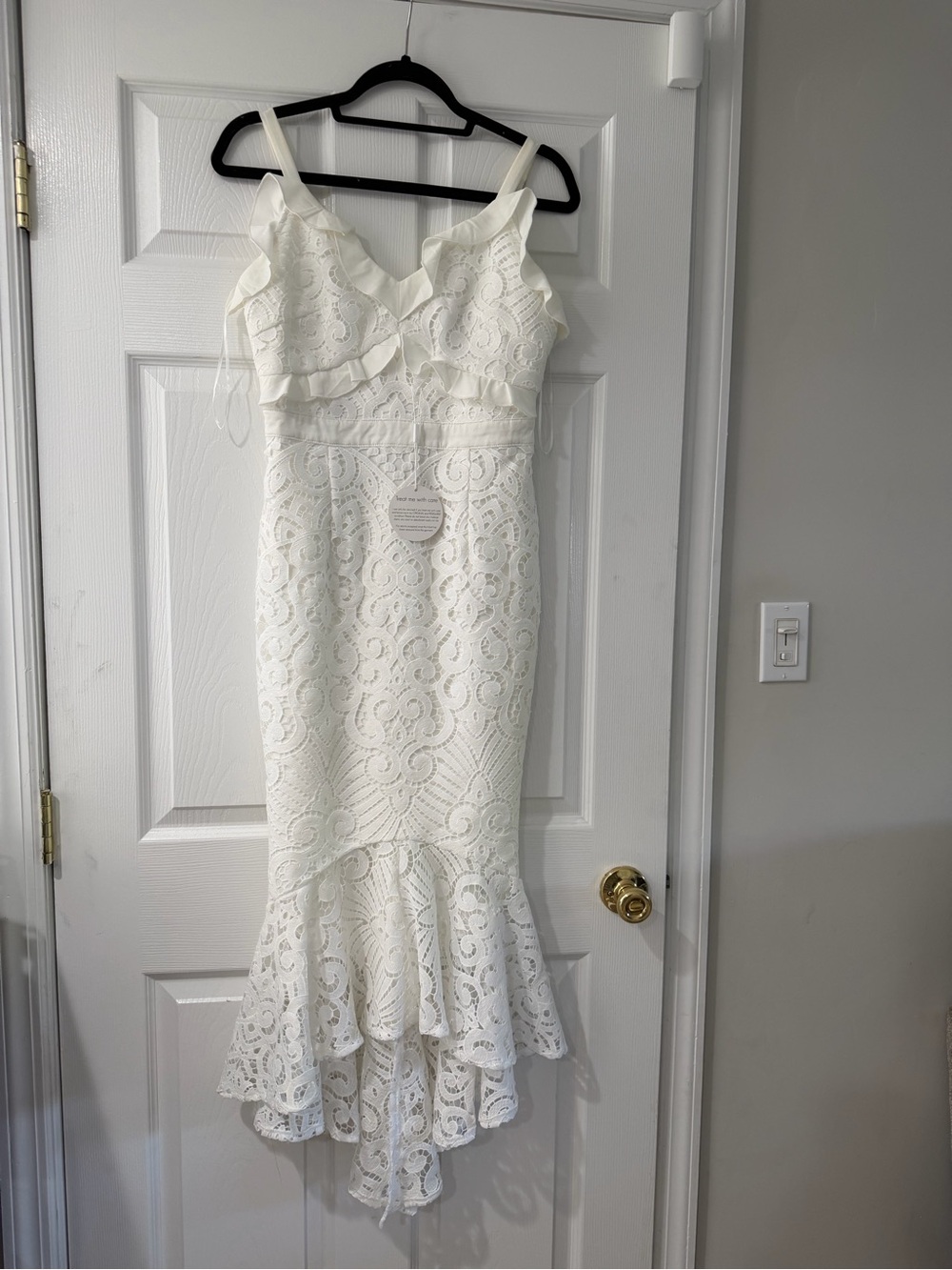 Elegant White Lace Mermaid Wedding Dress with Ruffle Hem